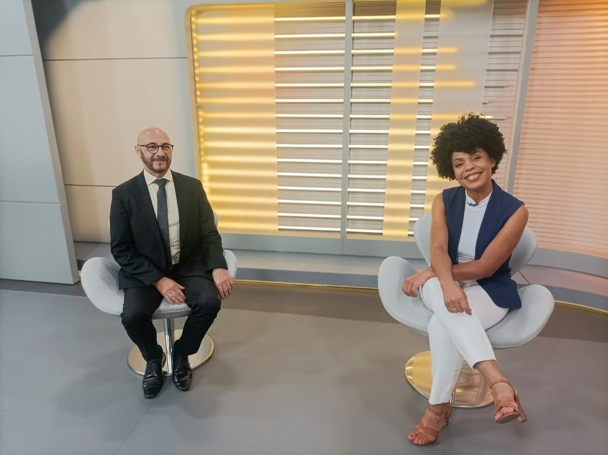 Dr. João Emídio Rodrigues no estúdio da EPTV, ao lado da apresentadora, durante o quadro Pode Perguntar do Bom Dia Cidade
